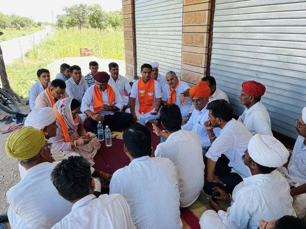 RooparamBarmer's tweet photo. बाड़मेर विधानसभा में आगामी 05 सितंबर 2023को बाड़मेर मुख्यालय परभाजपा राजस्थान द्वारा आयोजित "परिवर्तन संकल्प यात्रा" की विशाल जनसभा को लेकर जनसंपर्क बैठकआज ग्राम पंचायत धनतला मेंआयोजित हुई l
जिसमें आमजन को ज्यादा से ज्यादा संख्या में पधारने का न्यौता दिया।
#परिवर्तन_संकल्प_यात्रा https://t.co/9DXzXM93pV
