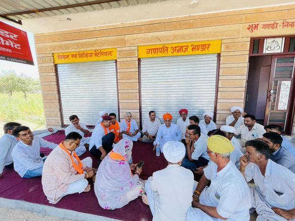 RooparamBarmer's tweet photo. बाड़मेर विधानसभा में आगामी 05 सितंबर 2023को बाड़मेर मुख्यालय परभाजपा राजस्थान द्वारा आयोजित "परिवर्तन संकल्प यात्रा" की विशाल जनसभा को लेकर जनसंपर्क बैठकआज ग्राम पंचायत धनतला मेंआयोजित हुई l
जिसमें आमजन को ज्यादा से ज्यादा संख्या में पधारने का न्यौता दिया।
#परिवर्तन_संकल्प_यात्रा https://t.co/9DXzXM93pV