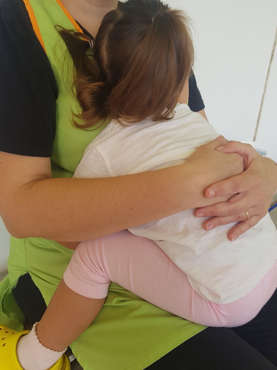 cavallcartroedu's tweet photo. Els primers dies a l’escola bressol són dies de nous contactes, vincles, espais i experiències. Hi ha infants que ja ens coneixen i altres que comencen a fer-ho. Tots i totes, però, necessiten en algun moment el consol i l’#afecte de les persones referents.
#EducacióInfantil https://t.co/yCy8IEydek
