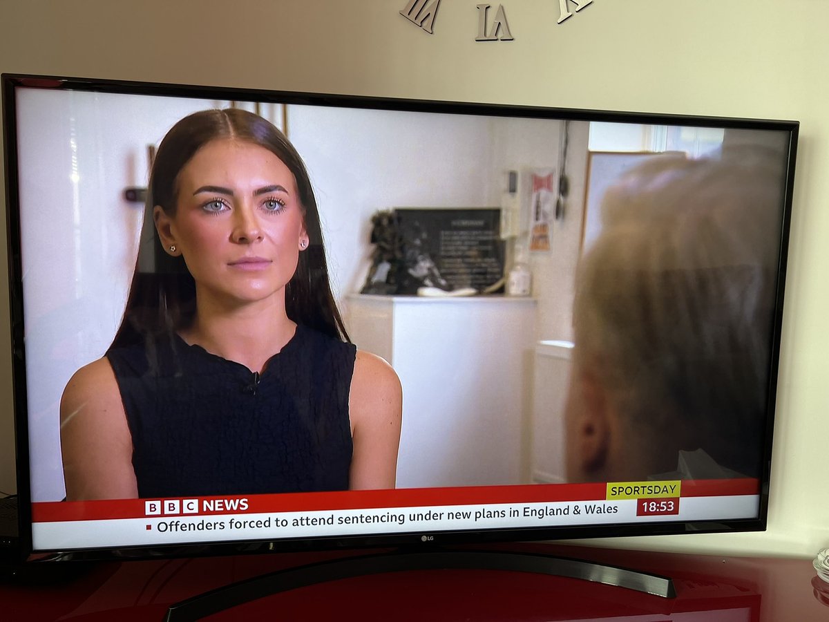 alicescarfftv's tweet photo. ✨This week✨
Having another piece go out on Sports Day on the News Channel, I’m feeling super happy to have shared Sue’s incredible story nation wide.🙌🏼🎥
Also great to be in with the BBC Sports News team on transfer deadline day.✍🏻
#bbcnews #bbcsport #mma #TransferDeadlineDay https://t.co/3gN9PQ6Acq