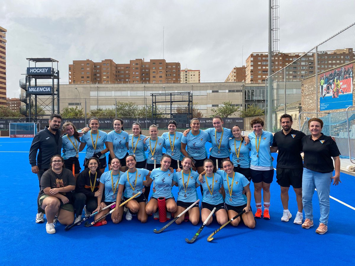 Arranca la temporada de hockey 🏑23-24 con la Copa <a href="/FHCV/">FHCV Hockey</a>. Nuestras chicas se han colgado el bronce 🥉hoy tras su victoria ante <a href="/VCH_Femenino/">Valencia CH</a> 
¡Enhorabuena, equipo!
<a href="/FTA_CV/">Fundación Trinidad Alfonso</a> <a href="/comunitatesport/">Comunitat de l'Esport</a> <a href="/DeporteFem/">EsportiVA + Deporte Fem</a> <a href="/FDMValencia/">FDM Deporte València</a>