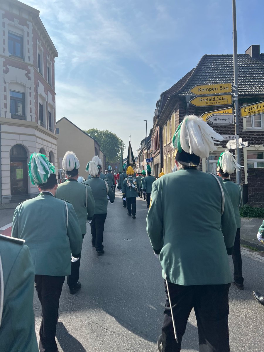 MOptendrenk's tweet photo. Heute durfte ich der #Bruderschaft St.Vitus #Oedt die Ehrenplakette des Landes für 550 Jahre verleihen. #Tradition #Ehrung bei wunderbaren Wetter https://t.co/EIUFXYk6i6