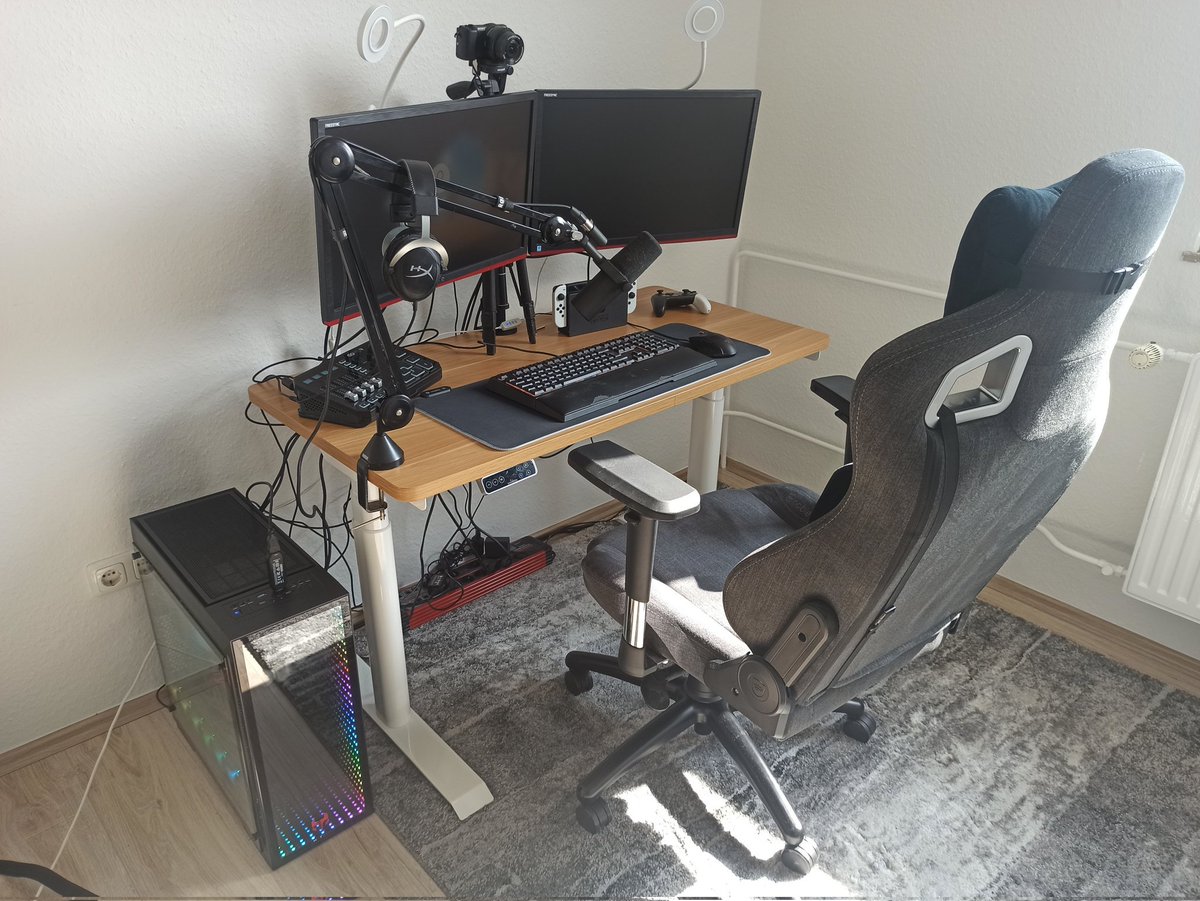 FanmadeTim's tweet photo. Das Setup hat den Umzug in die neue Wohnung geschafft 👏

Ist noch ewig nicht fertig, aber so kann ich schon mal arbeiten! 

Gebe weitere Updates, sobald alles hier ist 👀
(Ich schwöre ich kümmere mich um gutes Kabelmanagement)

Weihen das neue Büro gleich im Stream ein 💙 https://t.co/lVJG2hPtqh