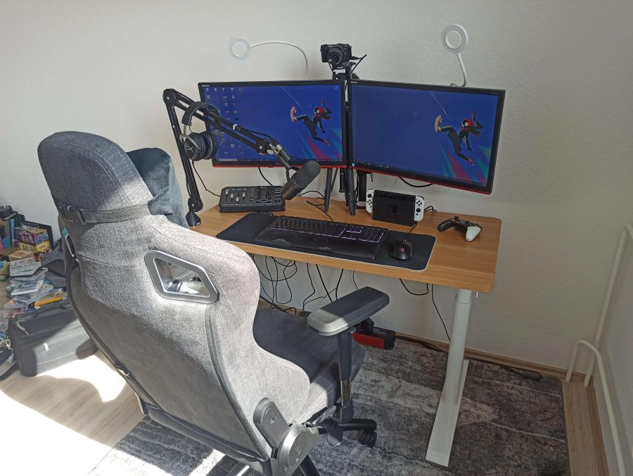 FanmadeTim's tweet photo. Das Setup hat den Umzug in die neue Wohnung geschafft 👏

Ist noch ewig nicht fertig, aber so kann ich schon mal arbeiten! 

Gebe weitere Updates, sobald alles hier ist 👀
(Ich schwöre ich kümmere mich um gutes Kabelmanagement)

Weihen das neue Büro gleich im Stream ein 💙 https://t.co/lVJG2hPtqh