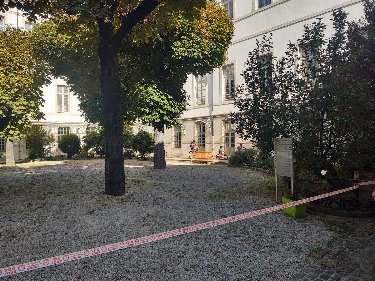 En prélude à la rentrée de demain, le collège Pardé accueille avec plaisir les dijonnais de <a href="/velotour/">VELOTOUR</a> .