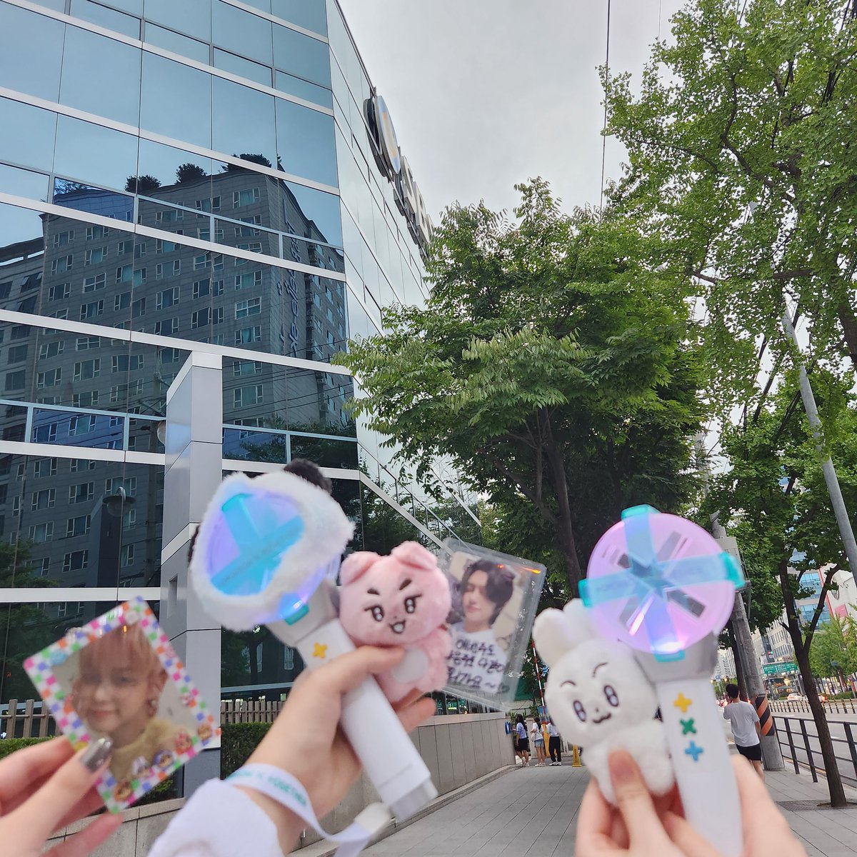 mylifeallintxt's tweet photo. 외국 모아 두분이랑
🍀🫂@dduw4_ 🫂🍀
두와넴이랑 sbs 앞에서 슬쩍 찍었습니다!!
다들 집 안전하게 돌아가시길🙇‍♀️🙇‍♀️
연준이 퇴근길은 못 봤지만
타돌 분들 많이 봤습니다🙂🙂💓
두와넴 다음 오프때도 뵙길 바랍니도🥺❤🍀
그리고 그!! 스탠딩 때 제 옆 학생모아분도
다음에 꼭 뵙길 ! 바랍니도🥰🥰✨💗 https://t.co/e1AQ9OR5jh