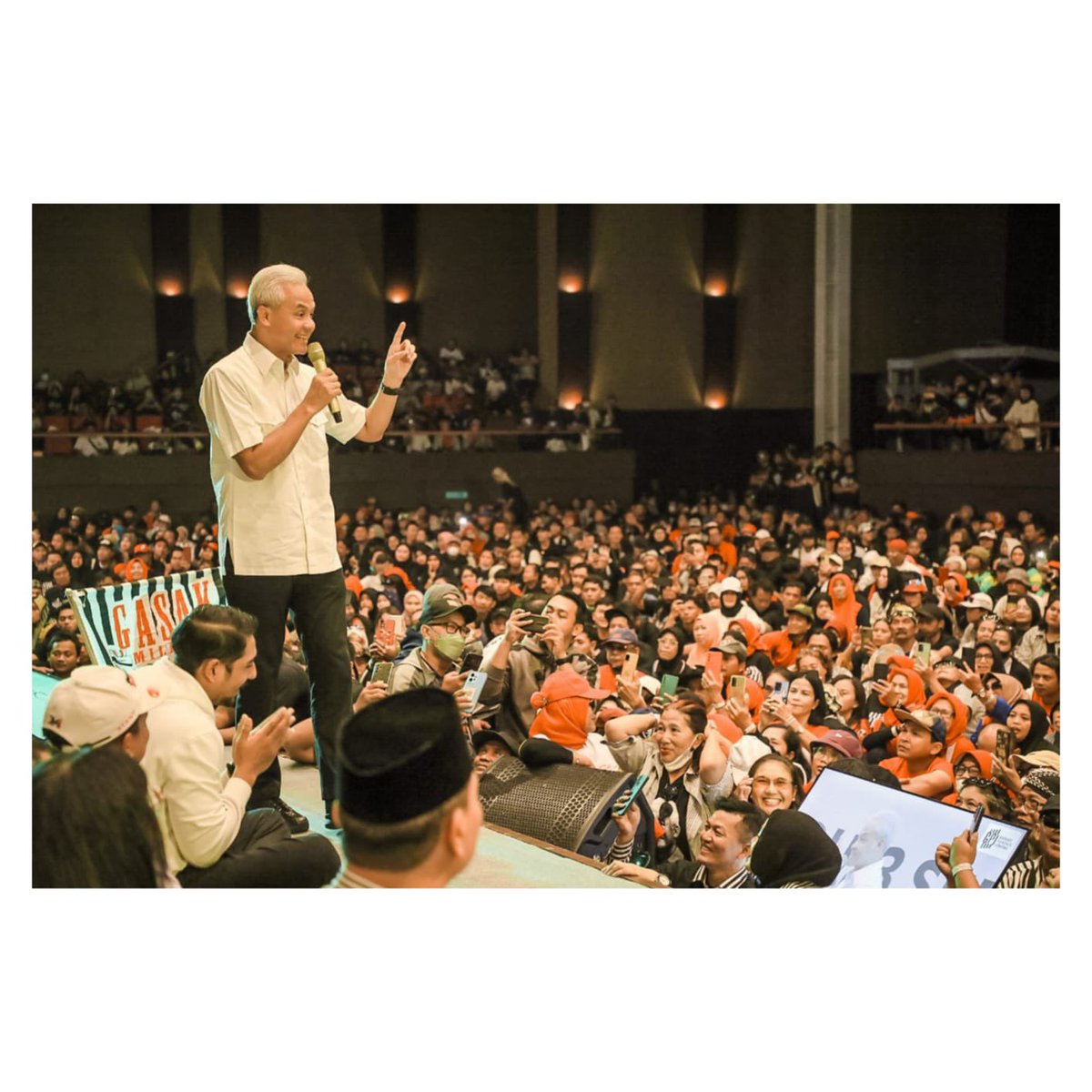 Jangan sampai relawan menjadi seperti tarzan. 

Terimakasih temen-temen GPJ, temen-temen relawan yang sudah tumplek blek di Tjolomadu Karanganyar. Semangat saudara, semangat kita semua. Tetap kompak, jangan sebar hoax dan fitnah dan tetaplah menebar cinta di mana saja, kapan