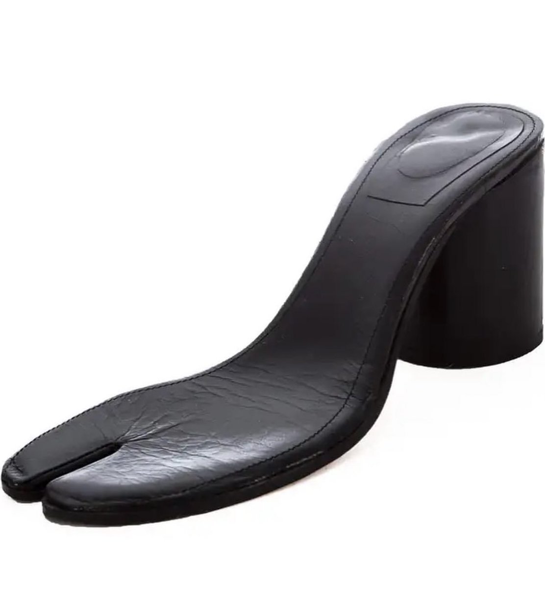 StreetFashion01's tweet photo. Maison Martin Margiela “Les Topless” Tabi Sandals (1996) https://t.co/0lA5DiKtMl