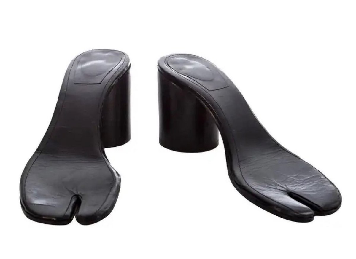StreetFashion01's tweet photo. Maison Martin Margiela “Les Topless” Tabi Sandals (1996) https://t.co/0lA5DiKtMl