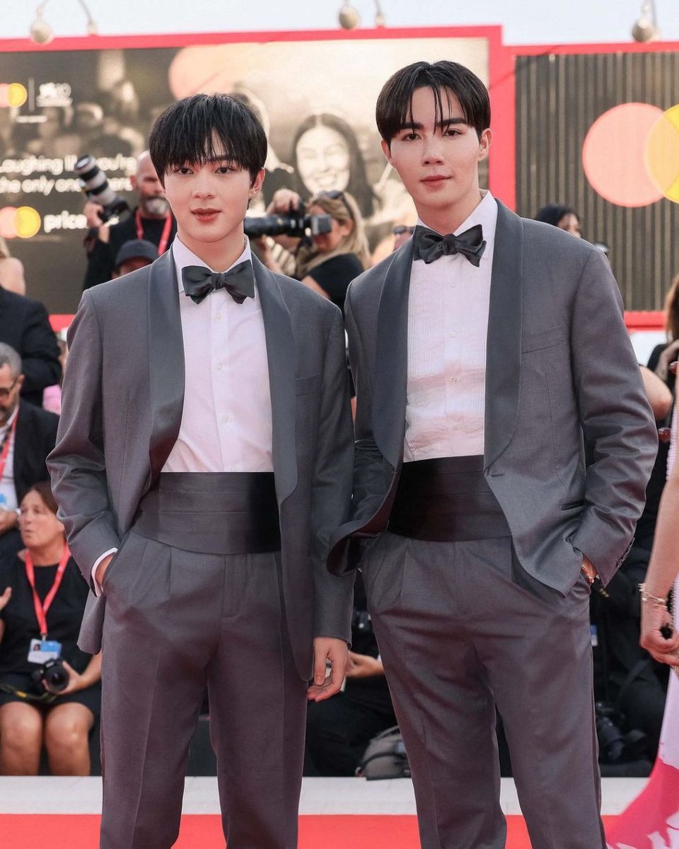 beonpop_'s tweet photo. 📸  #ZeePruk  #NunewChawarin
(#NaughtBabe) 
Os atores Tailândes foram convidados para o 80o Festival Internacional de Cinema Veneza.
Entrada no tapete vermelho e muito glamour.
Parabéns aos atores. https://t.co/9KHOzEIIyi