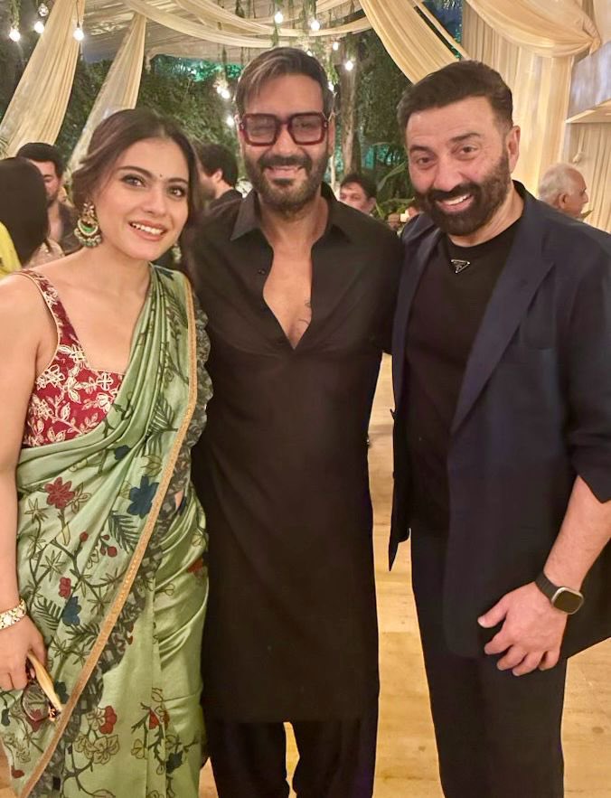 ajaydevgn's tweet photo. Bas baaton baaton mein 😄

#Gadar2Success #ShotByYugDevgan 
@itsKajolD @iamsunnydeol https://t.co/XR0j5HrhHk