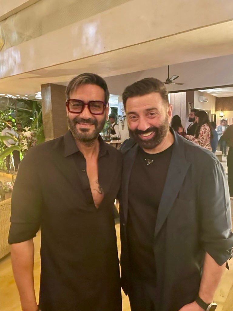 ajaydevgn's tweet photo. Bas baaton baaton mein 😄

#Gadar2Success #ShotByYugDevgan 
@itsKajolD @iamsunnydeol https://t.co/XR0j5HrhHk
