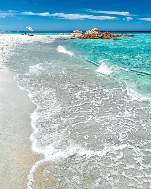 Buona Domenica a tutti ! ' Spiaggia di Berchida Siniscola ' Les fonds marins sont peu profonds, le sable fin est blanc comme neige, la couleur de la mer va du vert au turquoise, une des plus belles plages de la Méditerranée 🇮🇹 Bonjour a tous.