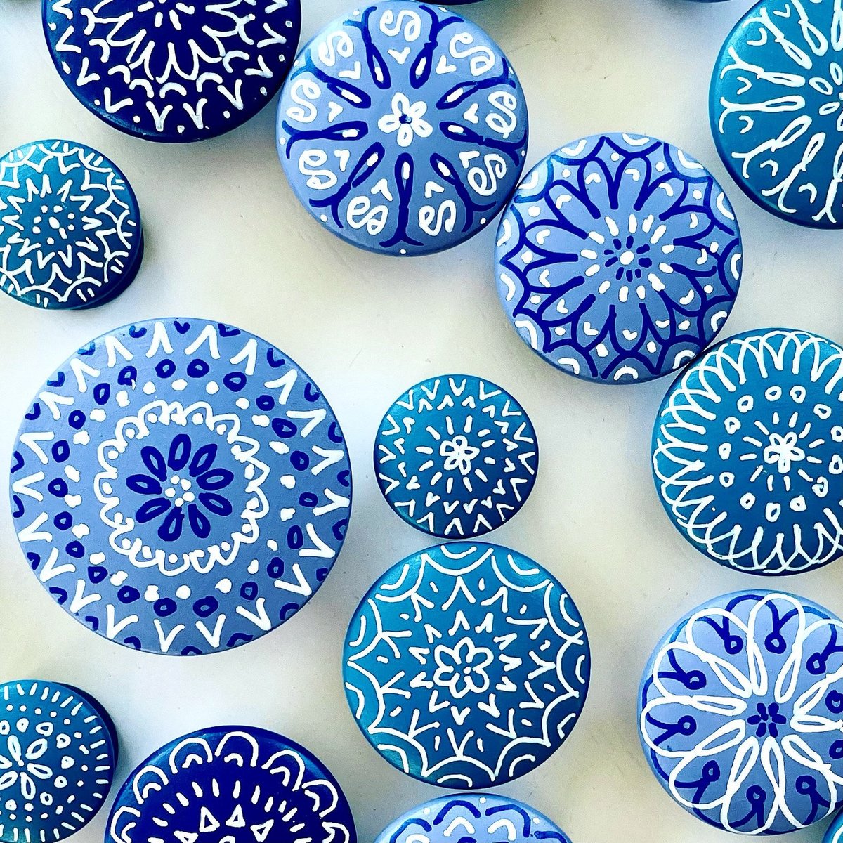 Custom knobs in your choice of color combos! #customkitchen sweepofsand.etsy.com/listing/526898…