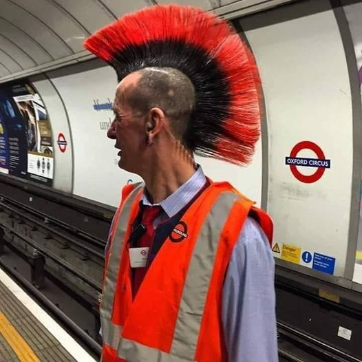 pierpi13's tweet photo. Sapevate che a Londra non è obbligatorio inserire nel curriculum una vostra foto personale? L'aspetto è libero, perciò puoi trovarti un poliziotto con i dread, o un operaio in metropolitana punk, un sindaco gay o un addetto alla pulizia pieno di tatuaggi. Questo perché l'esperienza lavorativa e accademica, va al di sopra dell'aspetto fisico, di chi ami o di cosa fai della tua vita.