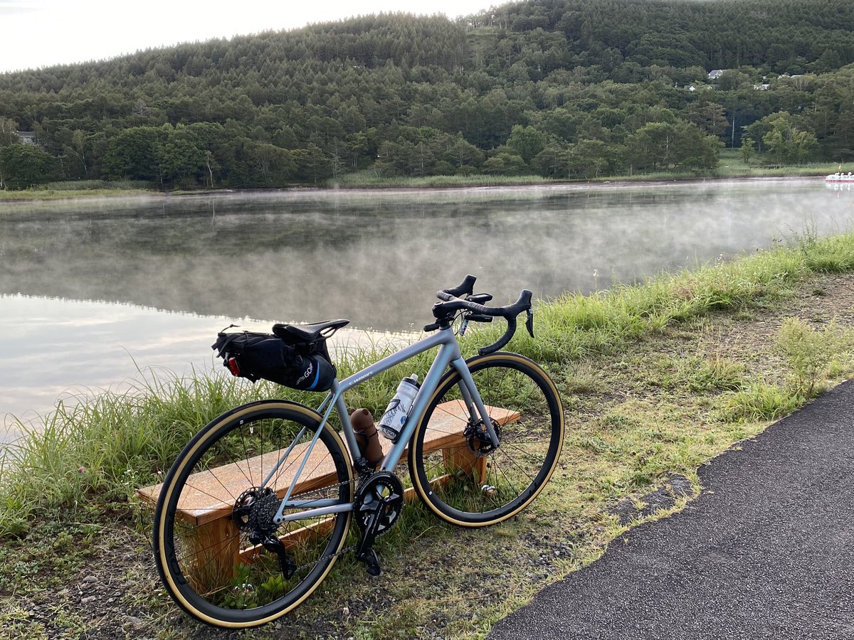 chariderMOCCHAN's tweet photo. 昨���は、ThePESKS蓼科に参戦！距離170km、獲得標高4,300mおっさんの自転車仲間と何とか走りきりました。朝6時、女神湖のけあらしが美しいなぁ、という感想以外、何も記憶が無いくらい疲れましたー。
#thePEAKS 
#cycology https://t.co/ybkSG2uOPu