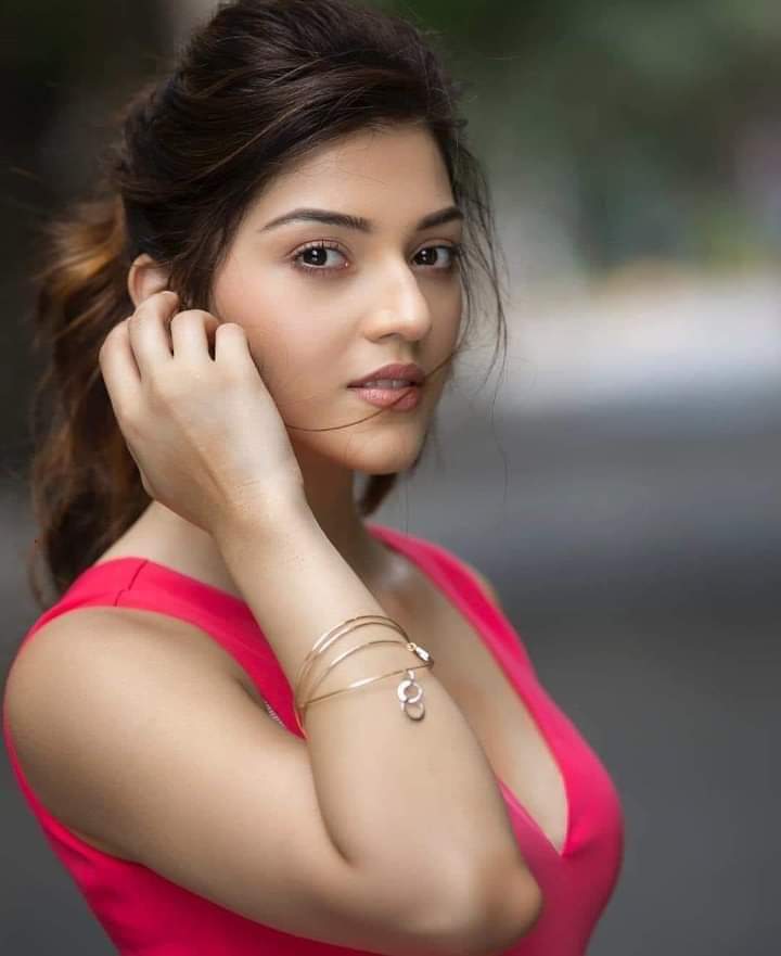 चीरती हुई ढुंढ रही है ये किसे तेरी निगाहें
      ❣️
ये कौन शख्स है जो मेरे आर पार हो रहा है