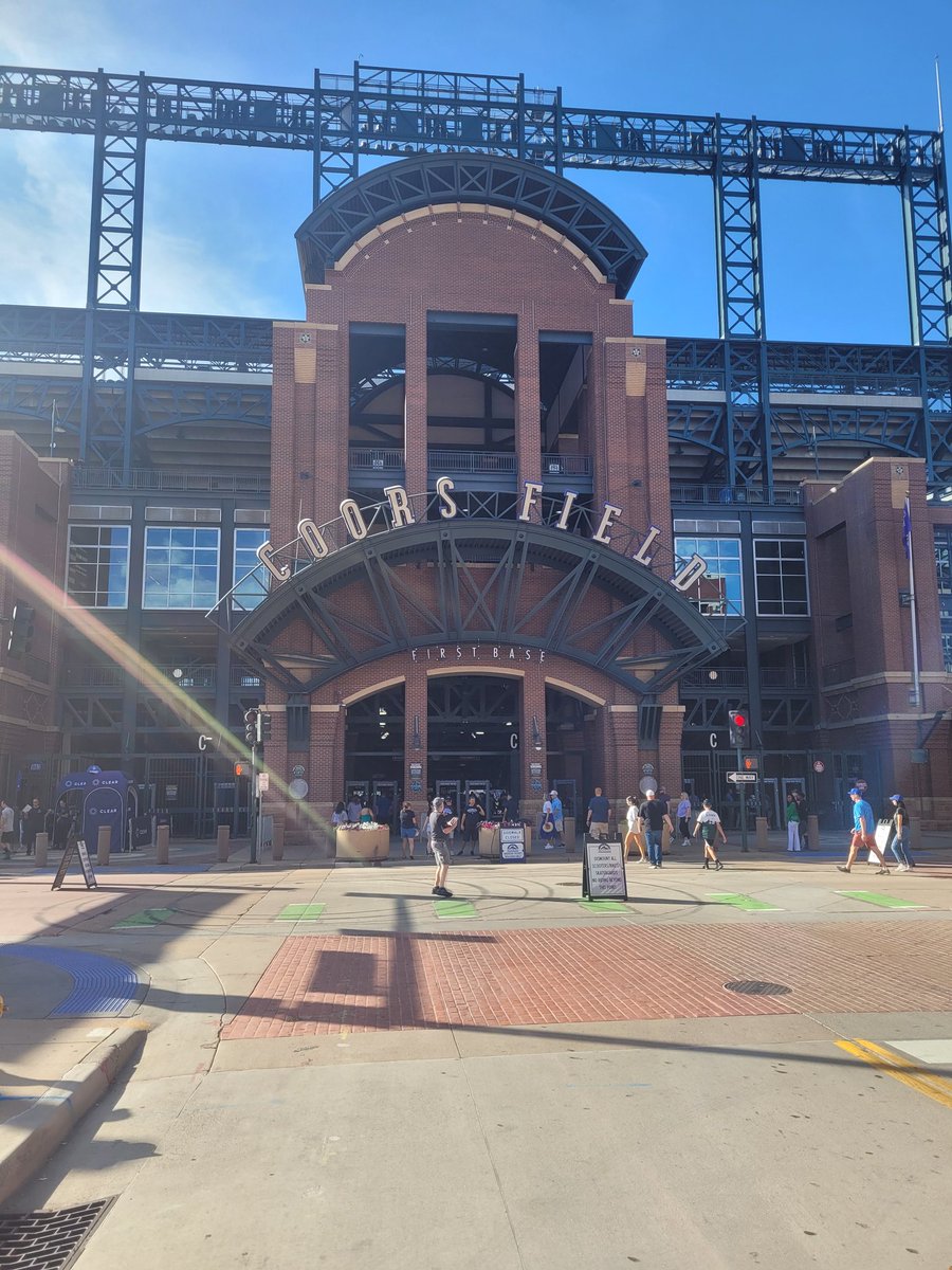 UmpireRod's tweet photo. #coorsfield #BlueJays #cocktails https://t.co/YtUO4sJNt0
