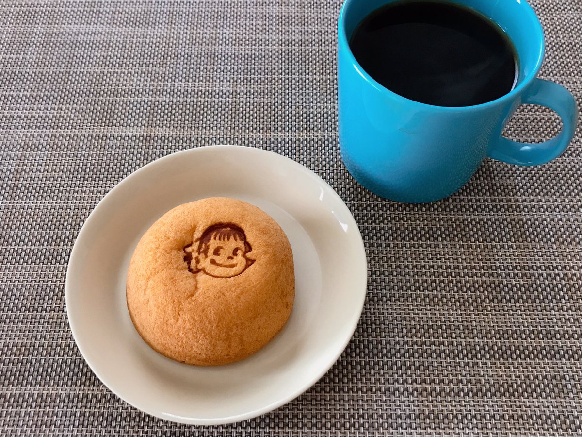 emmaz80's tweet photo. このお菓子、限定販売じゃなかったっけ？と思ったけど、ペコちゃん焼きと勘違いしてた。
乳酸菌100億個のインパクト。

#ペコちゃんのほっぺ
#ちなみにヤクルトは200億個 https://t.co/dWrzhZneGW