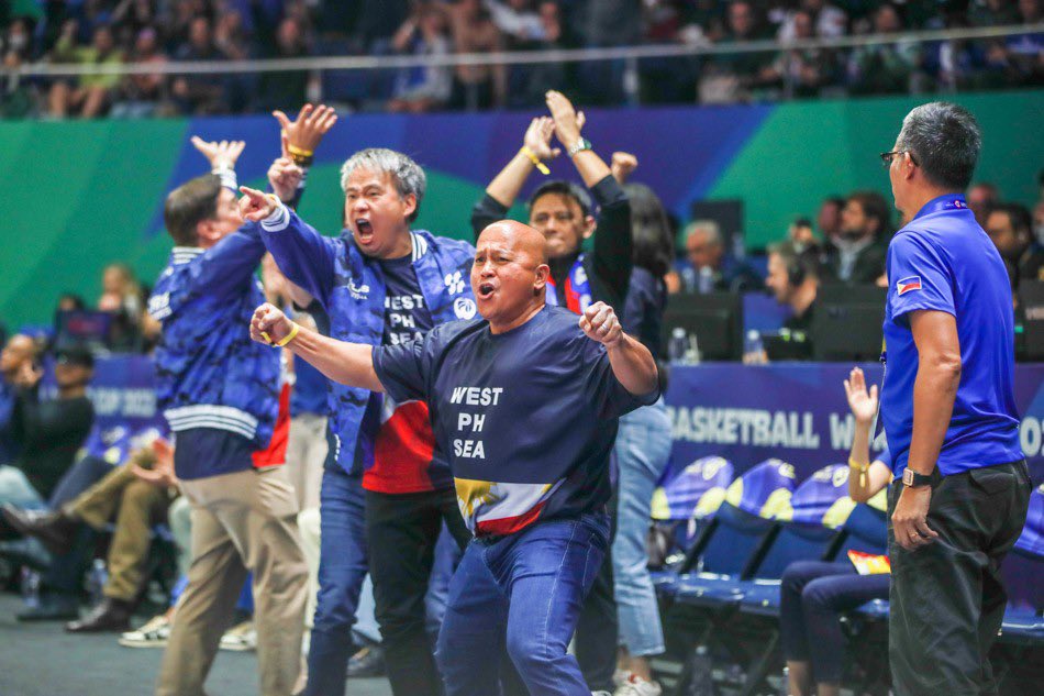 carloshconde's tweet photo. These 🇵🇭 legislators, shown here cheering the PH team in their #FIBA match against China, are the same ones who cheered Duterte on as he handed the Philippines to Beijing on a silver platter. 🙄 A bunch of craven hypocrites. 🤬 #WPS https://t.co/mLz12Y0Xhv