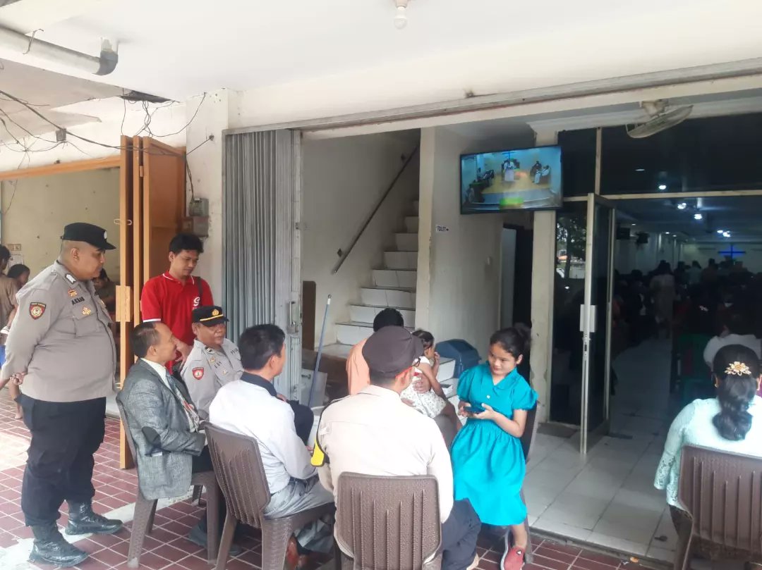 cunte20's tweet photo. Program Minggu Kasih  Di Gereja HKBP DI Pimpin Oleh Iptu Edi Purnomo melaksanakan Program Minggu Kasih di Gereja Hiria Batak Protestan (HKBP) untuk menerima keluh Kesah Masyarakat tentang Kamtibmas di Ruko PWS  Kec Tigaraksa kab Tangerang, Minggu (03/9/2023). https://t.co/CJ6J9O8K7n