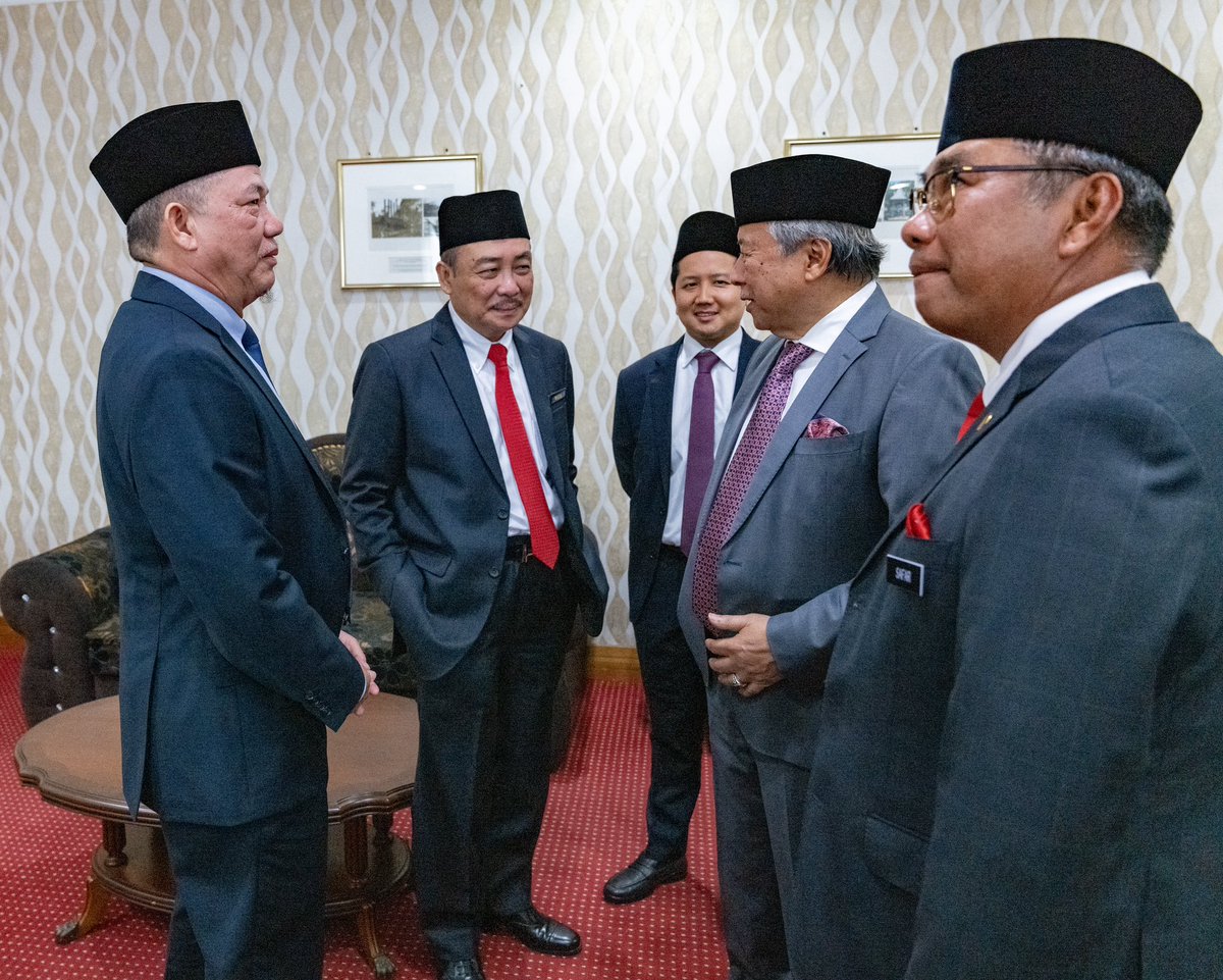 Bersama Yang di-Pertua Negeri Sabah Tun Datuk Seri Panglima Haji Juhar Haji Mahiruddin dan Ketua Menteri Sabah YAB Datuk Seri Panglima Hj Hajiji Haji Noor di Lapangan Terbang Tawau  tengahari ini

#MalaysiaMADANI