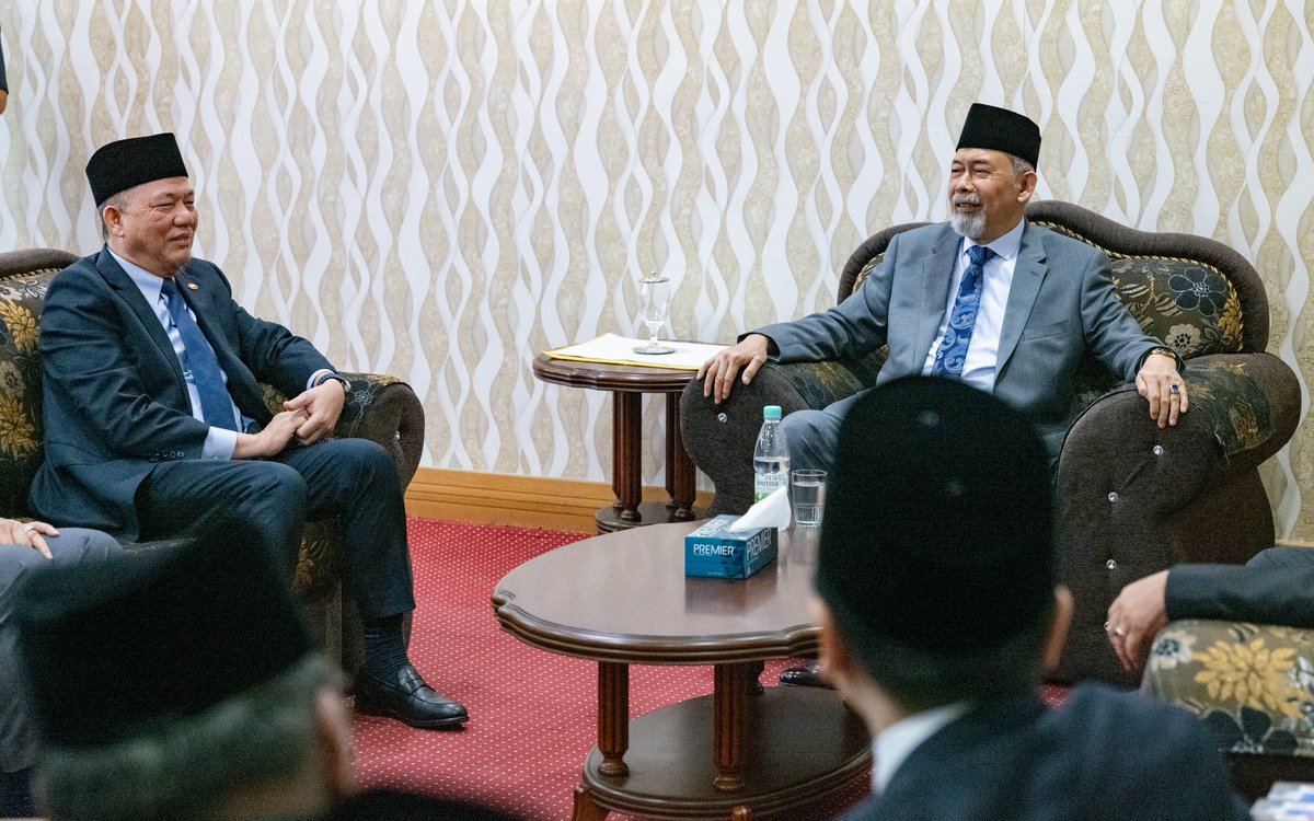 PetraJayaMP's tweet photo. Bersama Yang di-Pertua Negeri Sabah Tun Datuk Seri Panglima Haji Juhar Haji Mahiruddin dan Ketua Menteri Sabah YAB Datuk Seri Panglima Hj Hajiji Haji Noor di Lapangan Terbang Tawau  tengahari ini

#MalaysiaMADANI https://t.co/HHGAt5Ib9u