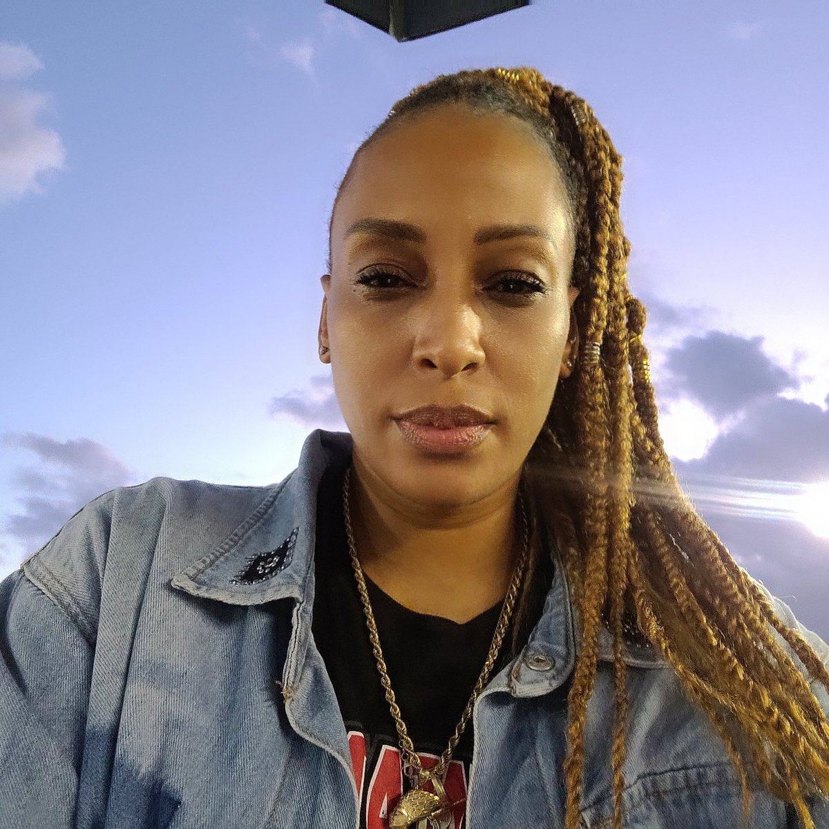 MoonNicoleBush's tweet photo. Lordt, my forehead needs its own account. https://t.co/CDJbIPynn2