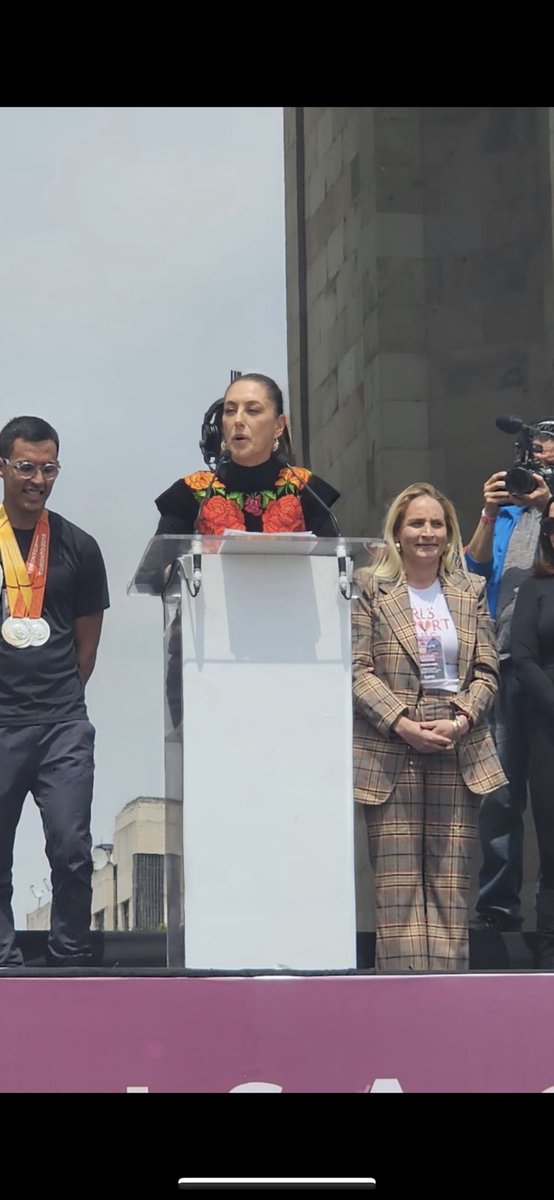 derecho_no's tweet photo. La exJefa de Gobierno, Claudia Sheinbaum Pardo, inauguró con el Presidente Andrés Manuel López Obrador, la Calzada Flotante Los Pinos, que conecta la Primera y Segunda Sección del Bosque de Chapultepec; y que beneficiará a 7.6 millones de personas que transitan por la zona. Amén. https://t.co/IP235EfMsA