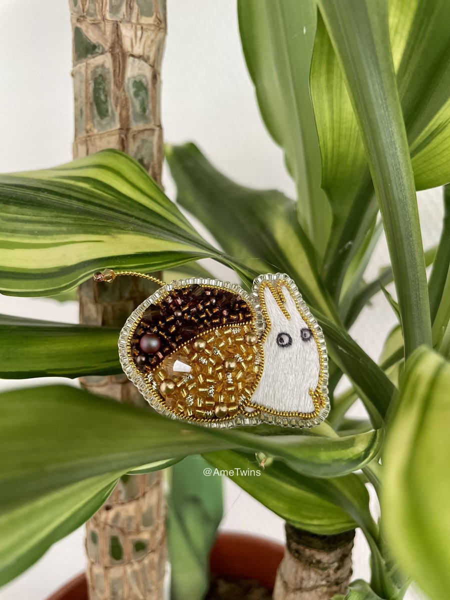 Les derniers préparatifs pour notre prochaine convention: la JapaNiort sont en cours! 🤗🌟 En attendant on vous laisse découvrir un nouveau modèle de broche Chibi Totoro 🌱🌱