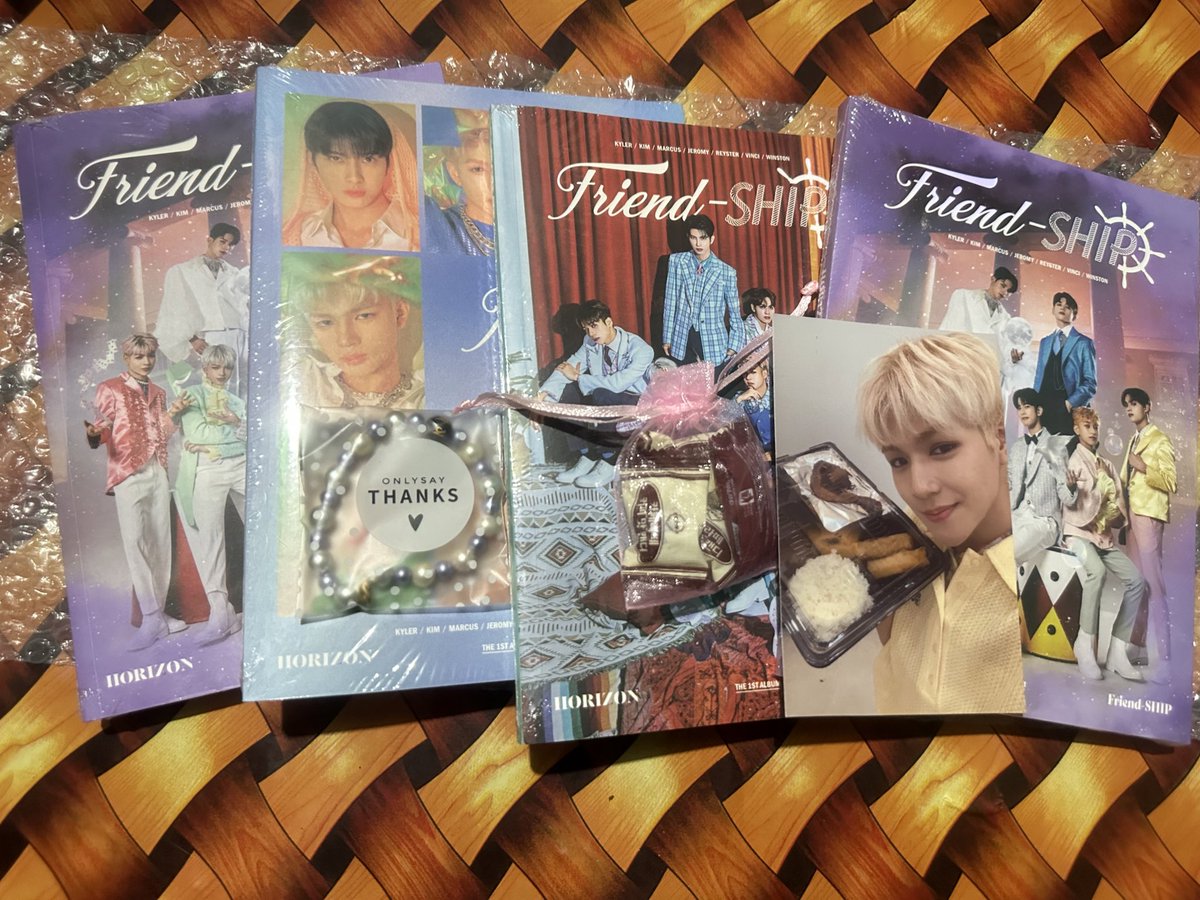 HORI7ONs_noona's tweet photo. FINALLY RECEIVED MY FIRST SET OF FRIEND-SHIP ALBUMS 🥹🥹🫶🏼 thank you so much @randomkpop___ for assistance ang cute ng freebies huhu may bracelet, candies + kim photo. ANG HQ IN FAIRNESS 🥹🥹
okay can’t wait naaa. choose ur fighter!!
#randomkpop_feedbacks https://t.co/RCR0VPt9Ky