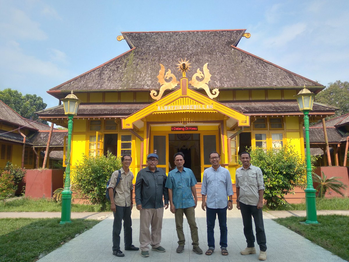 MonyAmbon's tweet photo. Wisata sejarah ke Istana Watzikhubillah Kesultanan Sambas, Kalimantan Barat. Salah satu jejak arkeologi kejayaan Islam di nusantara pada masanya..
#MisiRestorasiGambut
#PulihkanGambut
#KapitanMerah https://t.co/I8vBRIdfs4