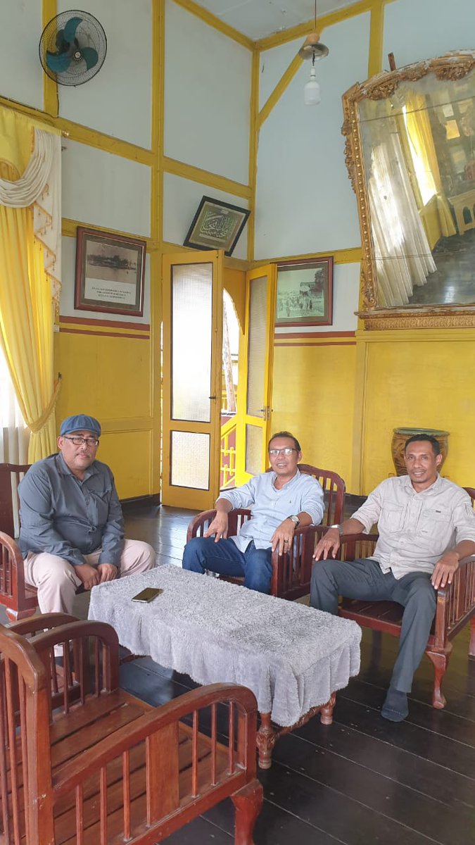 MonyAmbon's tweet photo. Wisata sejarah ke Istana Watzikhubillah Kesultanan Sambas, Kalimantan Barat. Salah satu jejak arkeologi kejayaan Islam di nusantara pada masanya..
#MisiRestorasiGambut
#PulihkanGambut
#KapitanMerah https://t.co/I8vBRIdfs4