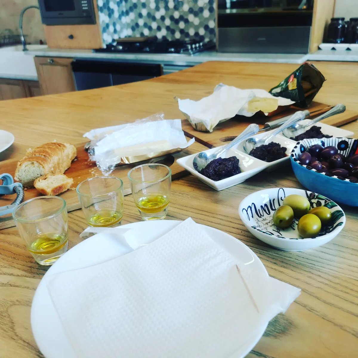 OakhurstOlives's tweet photo. 'Such a beautiful spot. Perfect weather. Delicious and delightful olive products - evident by all the awards they've won, #OakhurstOlives is a visit well worth it!' (Mischa Francesca Muller)
#EVOO #oliveoil #olives #SAOlive #PureTulbagh #DiscoverTulbagh #Tulbagh #SouthAfrica https://t.co/NrxcqKJ551