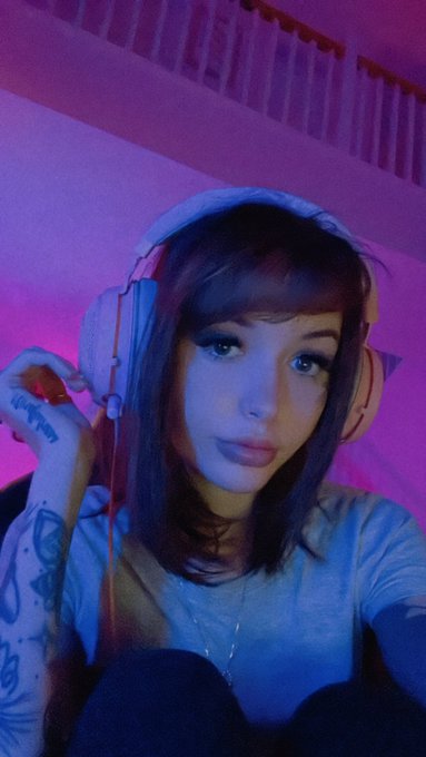 League of legends or me? https://t.co/YcOl0r37Oo