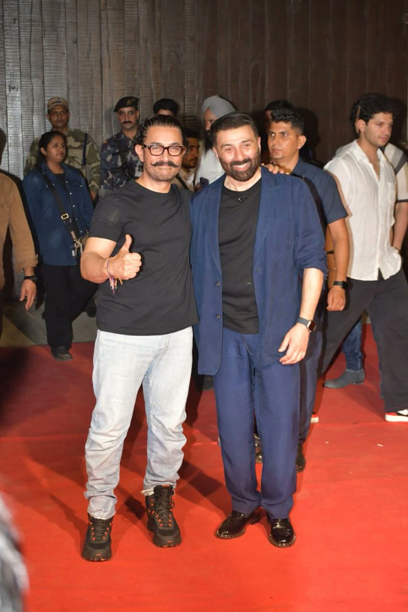 HindiMediumNet's tweet photo. #Update | गदर-2 की महासफलता के जश्न में बॉलीवुड के 'तीन खान' ने भी किया शामिली।

> #ShahRukhKhan ने अपनी पत्नी #GauriKhan के साथ, #SalmanKhan ने अपने नए लुक में और #AamirKhan ने कूल अंदाज़ में पार्टी में एंट्री की।

> सनी देओल ने 2 सितंबर को मुम्बई में इस फिल्म की सफलता का धूमधाम से जश्न मनाया। इस खास मौके पर बॉलीवुड की कई बड़ी हस्तियां मौजूद थीं।

> सोशल मीडिया पर तीनों खानों की फोटो वायरल हो रही हैं और फैंस उनकी जमीं हुई तस्वीरों को देखकर काफी उत्साहित हैं। 

#Gadar2 #SuccessBash #BollywoodUnity #ThreeKhansTogether #pic credit - Twitter images