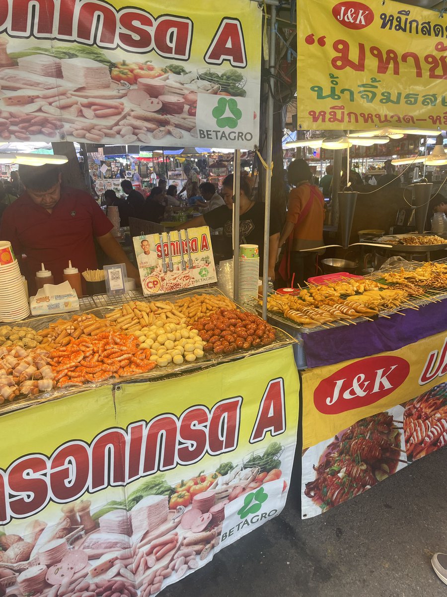 p8eks's tweet image. みんなでウィークエンドマーケットへ！
タイパン買ってタイティー飲んで満喫^ ^
#タイから始めよう #TABIPPO学生支部