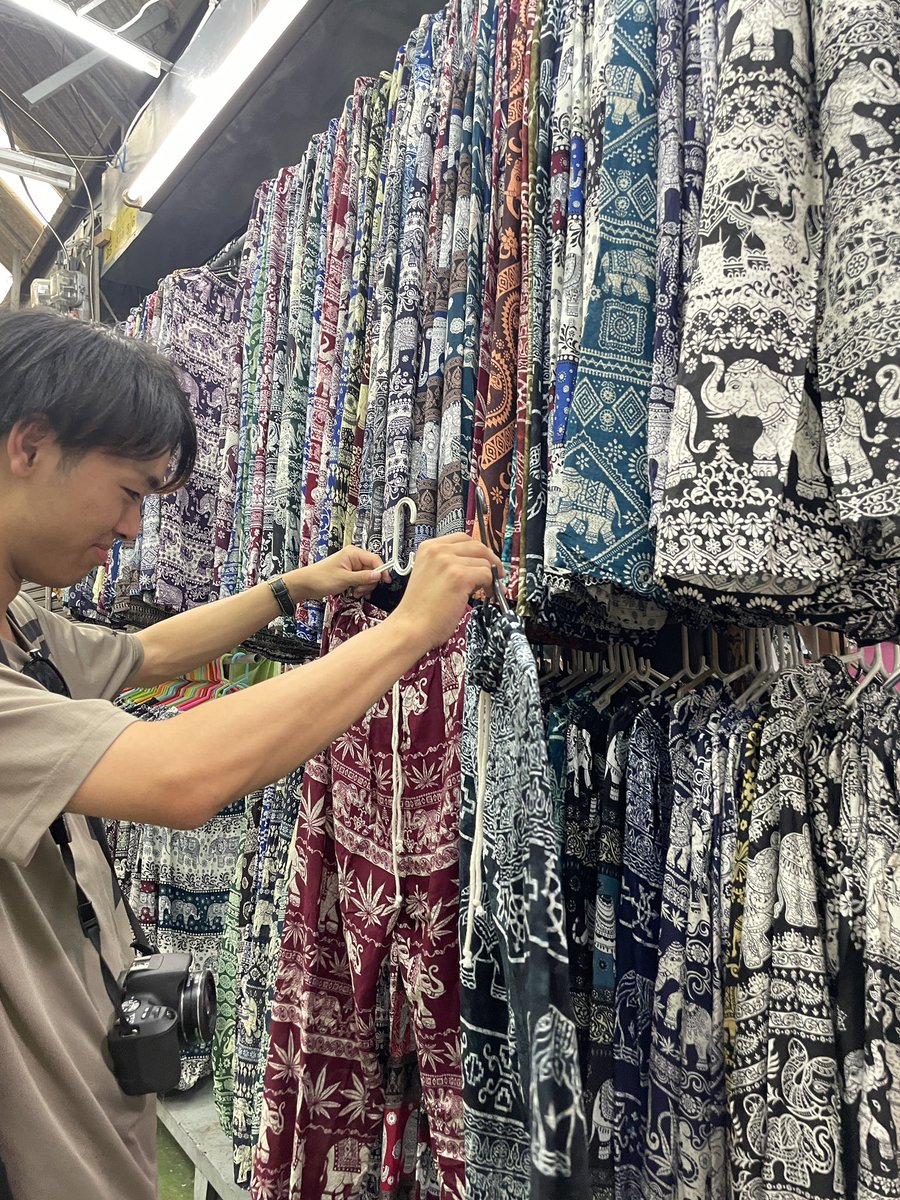 p8eks's tweet image. みんなでウィークエンドマーケットへ！
タイパン買ってタイティー飲んで満喫^ ^
#タイから始めよう #TABIPPO学生支部