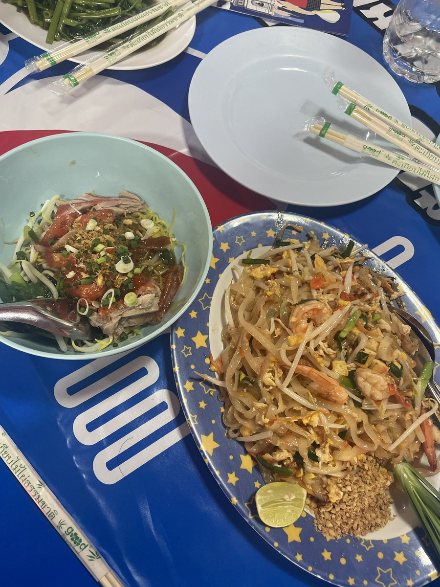 p8eks's tweet image. みんなでウィークエンドマーケットへ！
タイパン買ってタイティー飲んで満喫^ ^
#タイから始めよう #TABIPPO学生支部