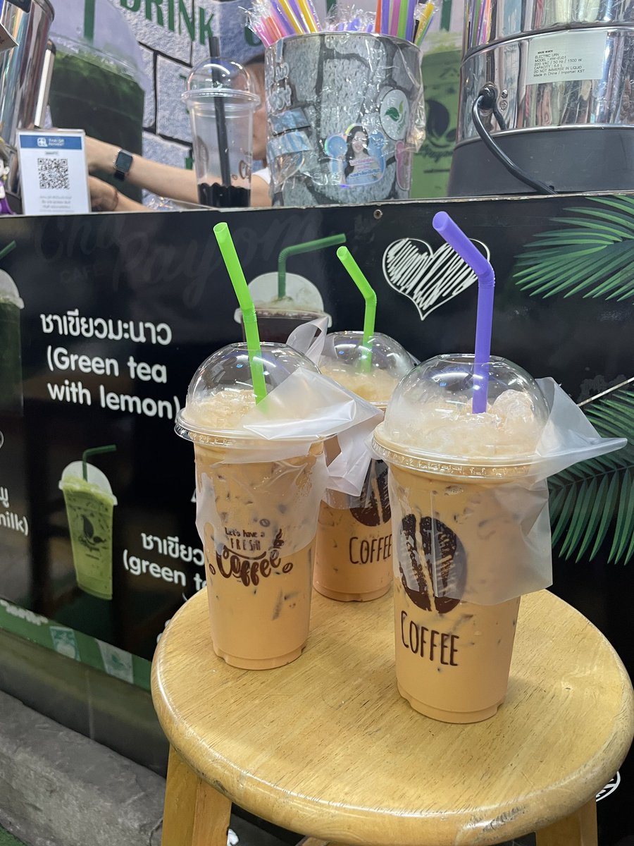 p8eks's tweet image. みんなでウィークエンドマーケットへ！
タイパン買ってタイティー飲んで満喫^ ^
#タイから始めよう #TABIPPO学生支部