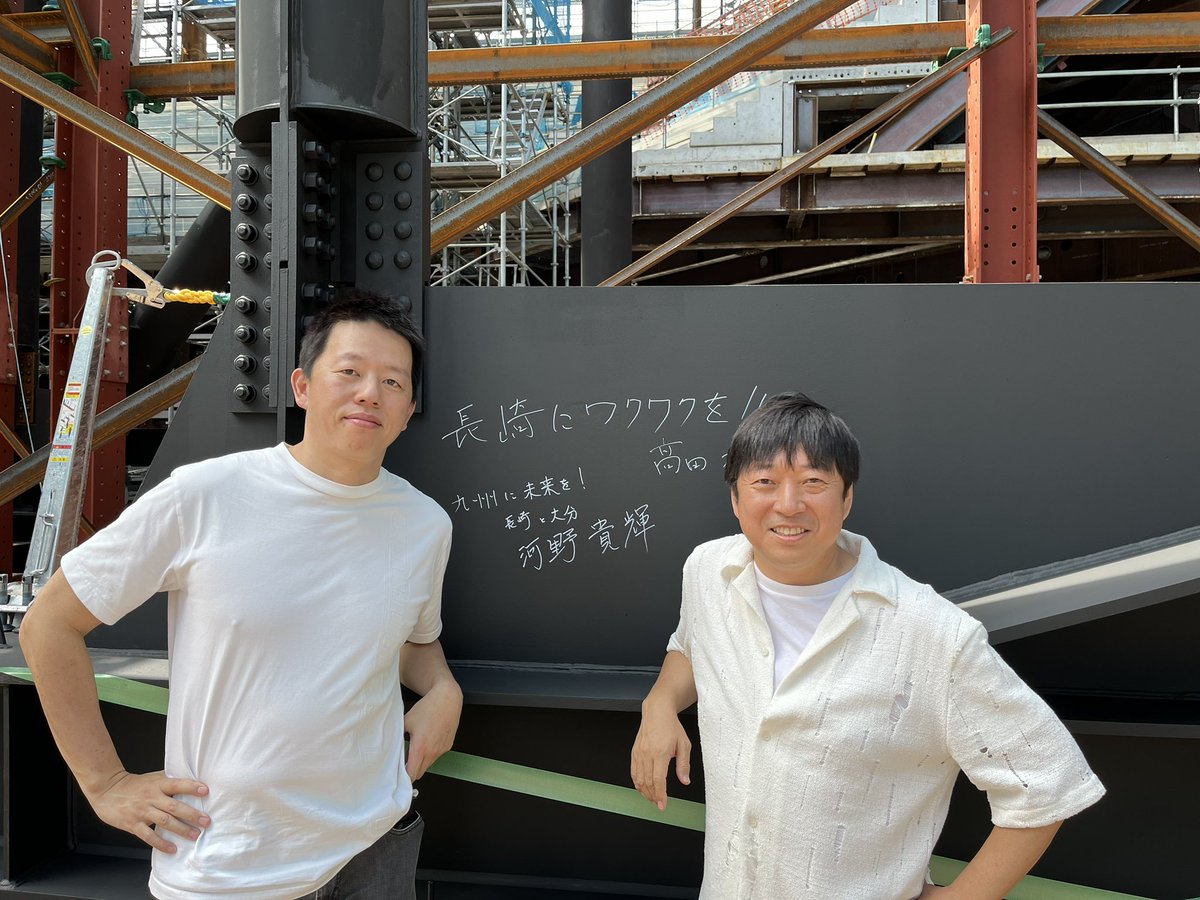 tkpkawano's tweet photo. さらにアリーナも建設中。
大分にアリーナ作れば、長崎と大分で一緒に興行ができるねと意気投合して建築中の壁に一緒に落書きしてきました。
大分駅に新幹線、#大分トリニータ サッカー専用スタジアム、アリーナ併設なんて夢のようなものできたら大分は化けるのになーと思いました。
#TRINITAofficial https://t.co/gEEfilAnvV