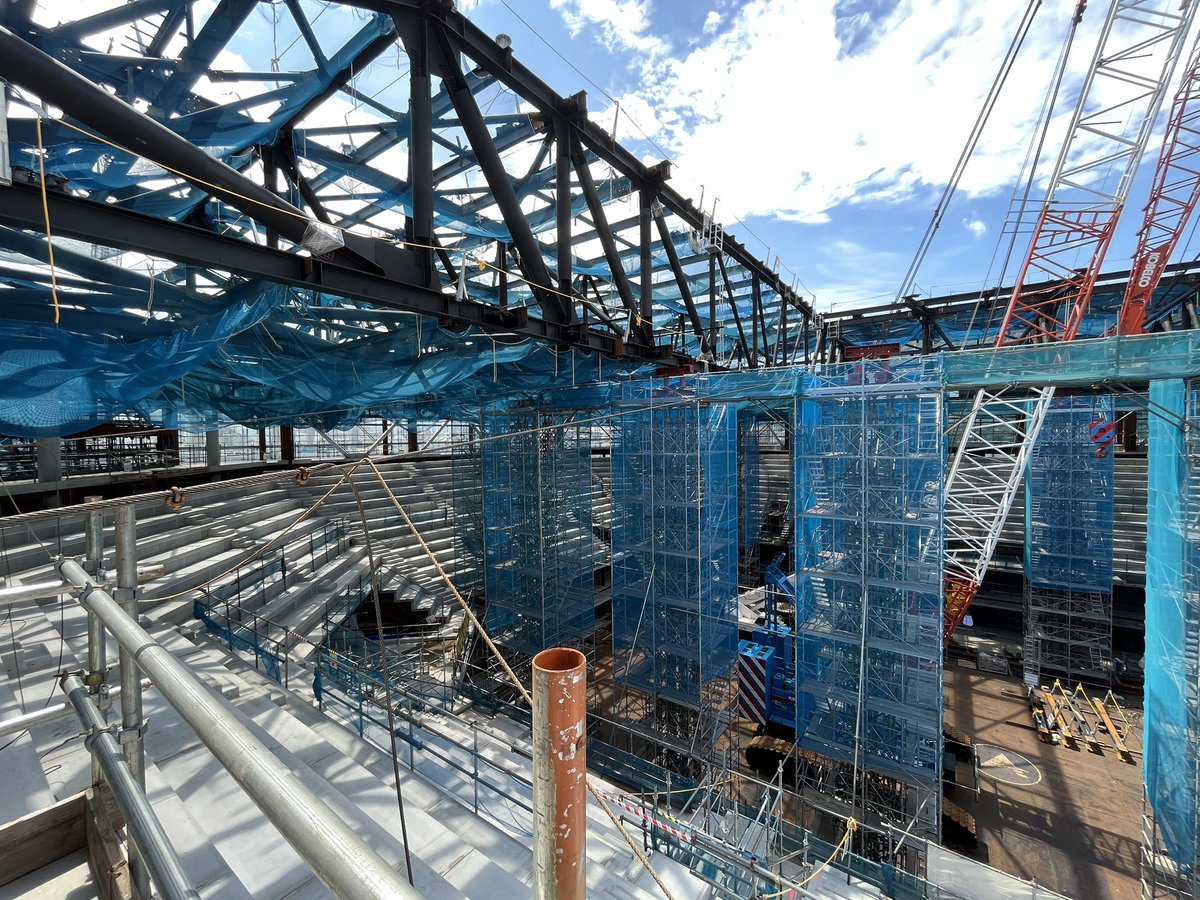 tkpkawano's tweet photo. さらにアリーナも建設中。
大分にアリーナ作れば、長崎と大分で一緒に興行ができるねと意気投合して建築中の壁に一緒に落書きしてきました。
大分駅に新幹線、#大分トリニータ サッカー専用スタジアム、アリーナ併設なんて夢のようなものできたら大分は化けるのになーと思いました。
#TRINITAofficial https://t.co/gEEfilAnvV