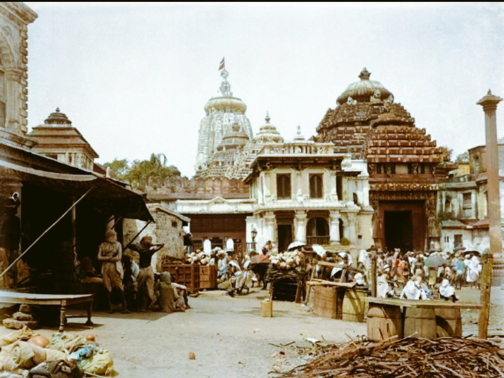 A picture of Shree Mandir Puri from 1913 where emar matha entrance can slightly  be seen. The scenic  attires adorned by the citizens are priceless to watch .