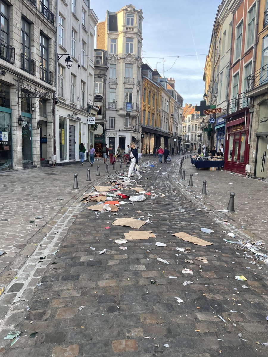 Patrick Seghi (@patrickseghi) on Twitter photo La ville a un peu la gueule de bois au lendemain de la braderie. Lilebo est sur le pont. #Lille La ville a un peu la gueule de bois au lendemain de la braderie. Lilebo est sur le pont. #Lille