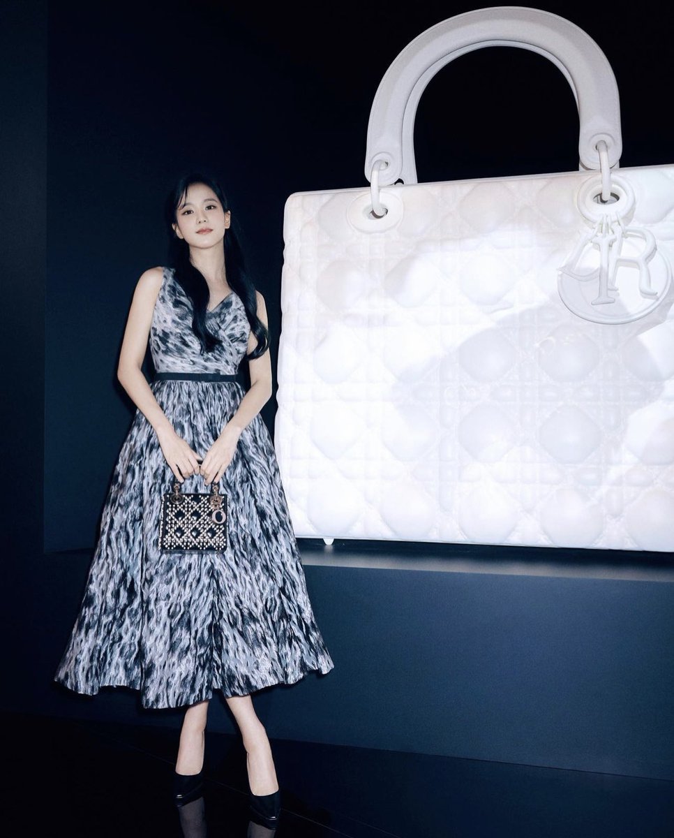 Dior IG update with Jisoo

“In the heart of Seoul, global ambassador @.sooyaaa__ graces the Lady Dior Celebration exhibition with her signature poise, wearing a meticulously designed #.DiorAW23 ensemble by @.MariaGraziaChiuri.”

Let’s go and engage with Dior’s post with Jisoo:…