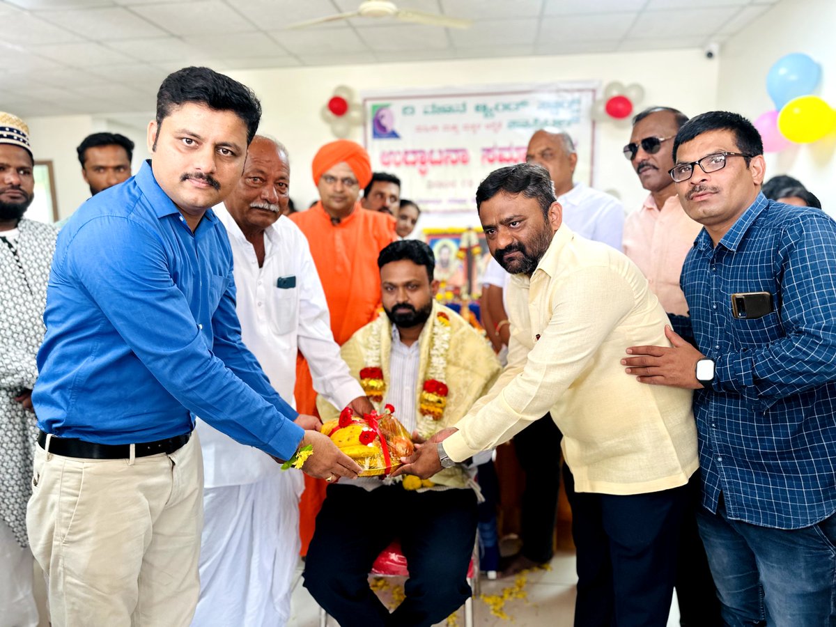 Channaraj_H's tweet photo. ಬೆಳಗಾವಿ ಗ್ರಾಮೀಣ ಕ್ಷೇತ್ರದ ಮುತಗಾ ಗ್ರಾಮದ ಏರ್ಫೊರ್ಟ್ ರಸ್ತೆಯಲ್ಲಿ ನೂತನ The Moon &amp; Stars Hospital ಇದರ ಉದ್ಘಾಟನೆಯ ಕಾರ್ಯಕ್ರಮದಲ್ಲಿ ಭಾಗಿಯಾಗಿ ಡಾ. ಕಡಾಡಿ ಕುಟುಂಬದವರಿಗೆ ಶುಭ ಕೋರಿದೆ.

#Mutaga | #BelagaviRural https://t.co/VN8iIVcPGS