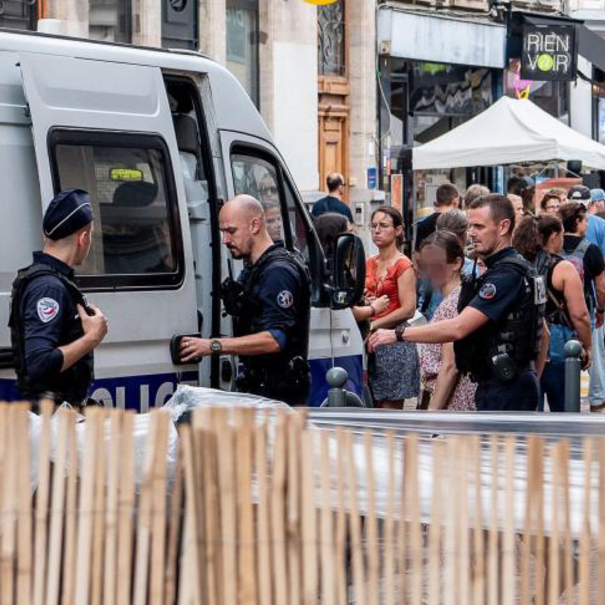 ⚠️ Pour une banderole déployée SANS VIOLENCES NI DÉGRADATIONS à l’hôtel Carlton de Lille, 3 de nos militantes sont TOUJOURS EN GAV !⚠️

Cette situation est absolument RIDICULE. 

#AssaTraoré qui organisait pourtant des manifestations illégales n’a JAMAIS eu droit au même