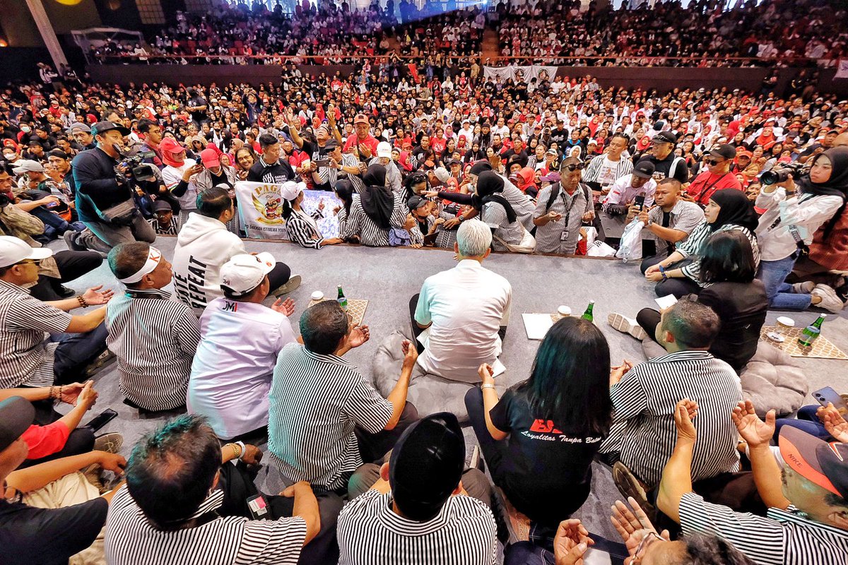 Afifmufty1's tweet photo. Pak Ganjar sering mengadakan dialog langsung dengan masyarakat untuk mendengarkan aspirasi dan masalah yang mereka hadapi #GanjarPenerusJokowi #GanjarPenerusJokowi https://t.co/2xvtgICnhl