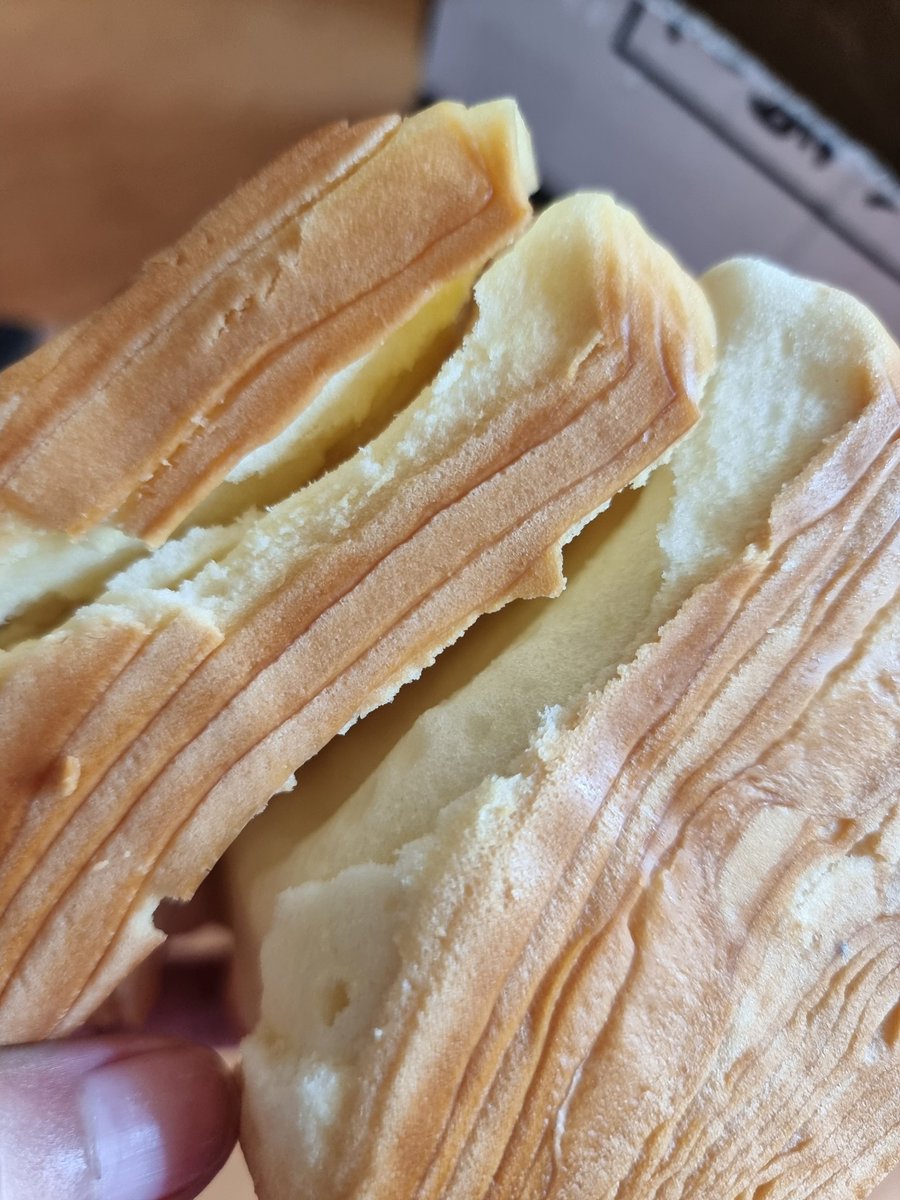 thisisoleang's tweet photo. พรีไว้จนลืม ได้ลองกินซักที เห็นคนหวีดกันเยอะมาก อร่อยหนุบหนับ หอมเนยฝุดๆ เอาไว้ทานกับกาแฟ หรือชาคือเด็ดมาก กลิ่นเนยเค้าตอนกินกับมอคค่าคือฟินเว่อร์ ก่อนทานเอาไปเวฟซัก 30วิ จะลอกง่ายขึ้นน้า
#อร่อยบอกต่อ #อร่อยไปแดก https://t.co/T9KHK00tSB