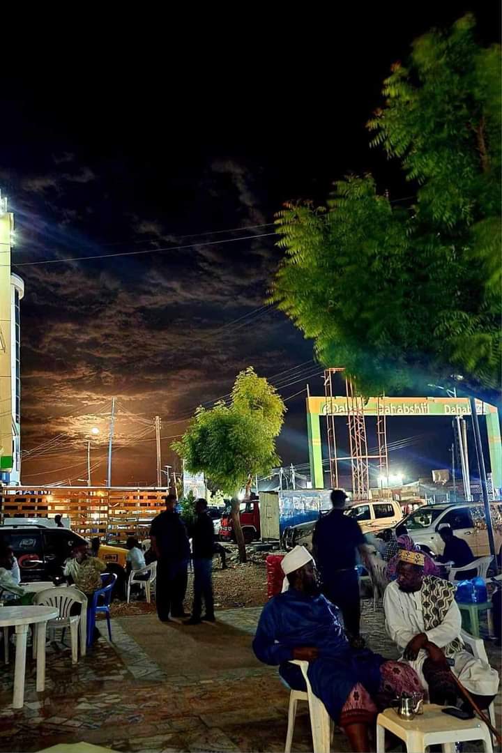 Casiiskaan kuu baryee .
Nabada ceelkeeda noqo.

Laaski darwishkow